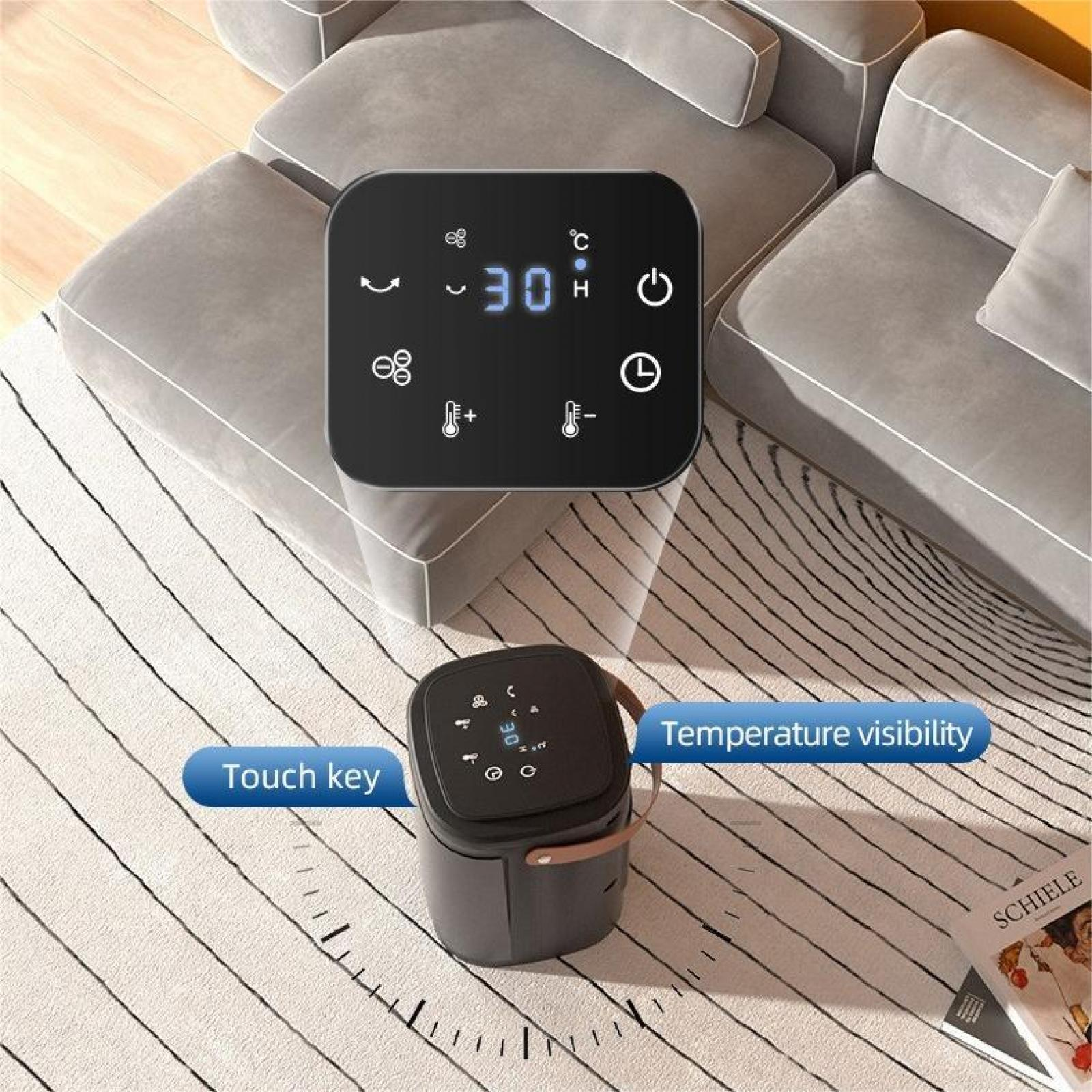 Ein schwarzes Gerät mit Digitalanzeige, die 30 °C auf einem Teppich in der Nähe eines Sofas zeigt. Es hat Touch-Tasten und Temperatur-Sichtbarkeit-Etiketten.