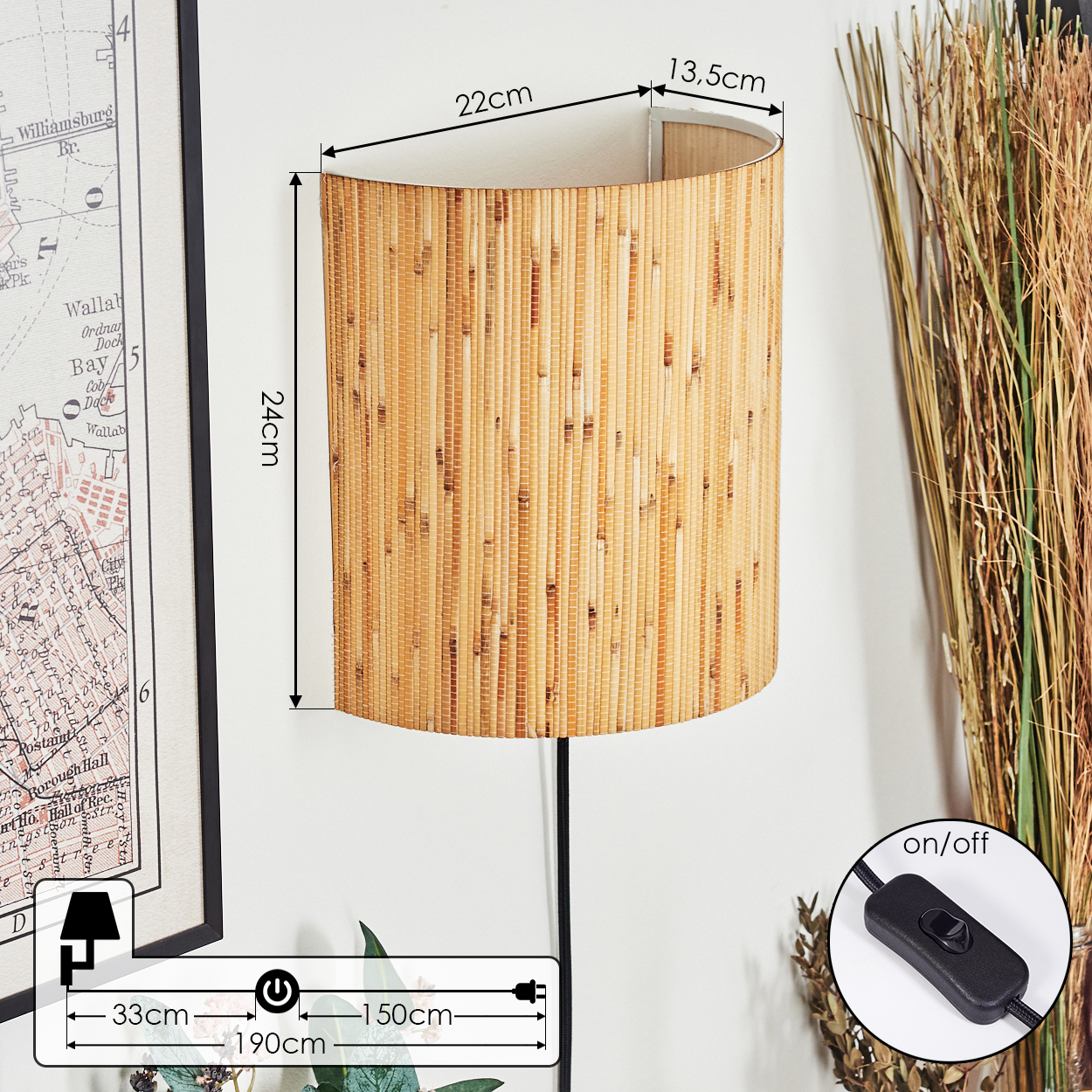 Eine Wandlampe mit Bambusschatten. Abmessungen werden angezeigt. Eine Karte und trockene Pflanzen befinden sich im Hintergrund. Ein Ein/Aus-Schalter ist sichtbar.