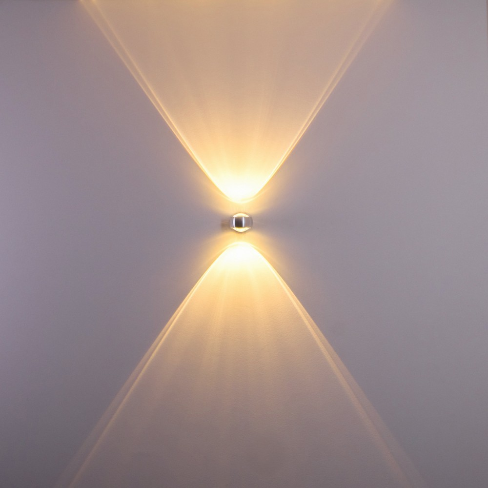 Eine Wandleuchte strahlt Licht in zwei entgegengesetzte Richtungen aus und erzeugt symmetrische Strahlen an der Wand.
