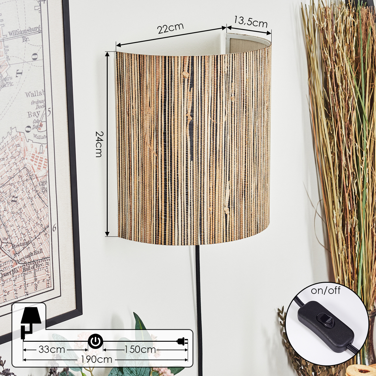 Eine Wandlampe mit zylindrischem Lampenschirm aus vertikalen Bambusstreifen. Links ist eine Karte, rechts ein Schalter.