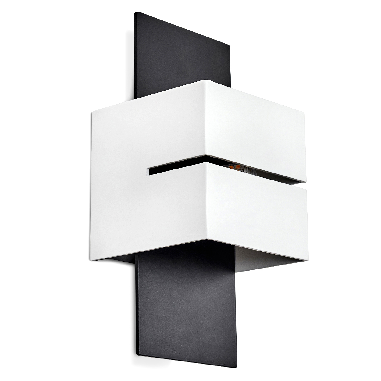 Moderne Wandlampe mit weißem quaderförmigem Design, schwarzen Akzenten und rechteckiger Basis. Die Lampe ist an einer weißen Wand montiert.