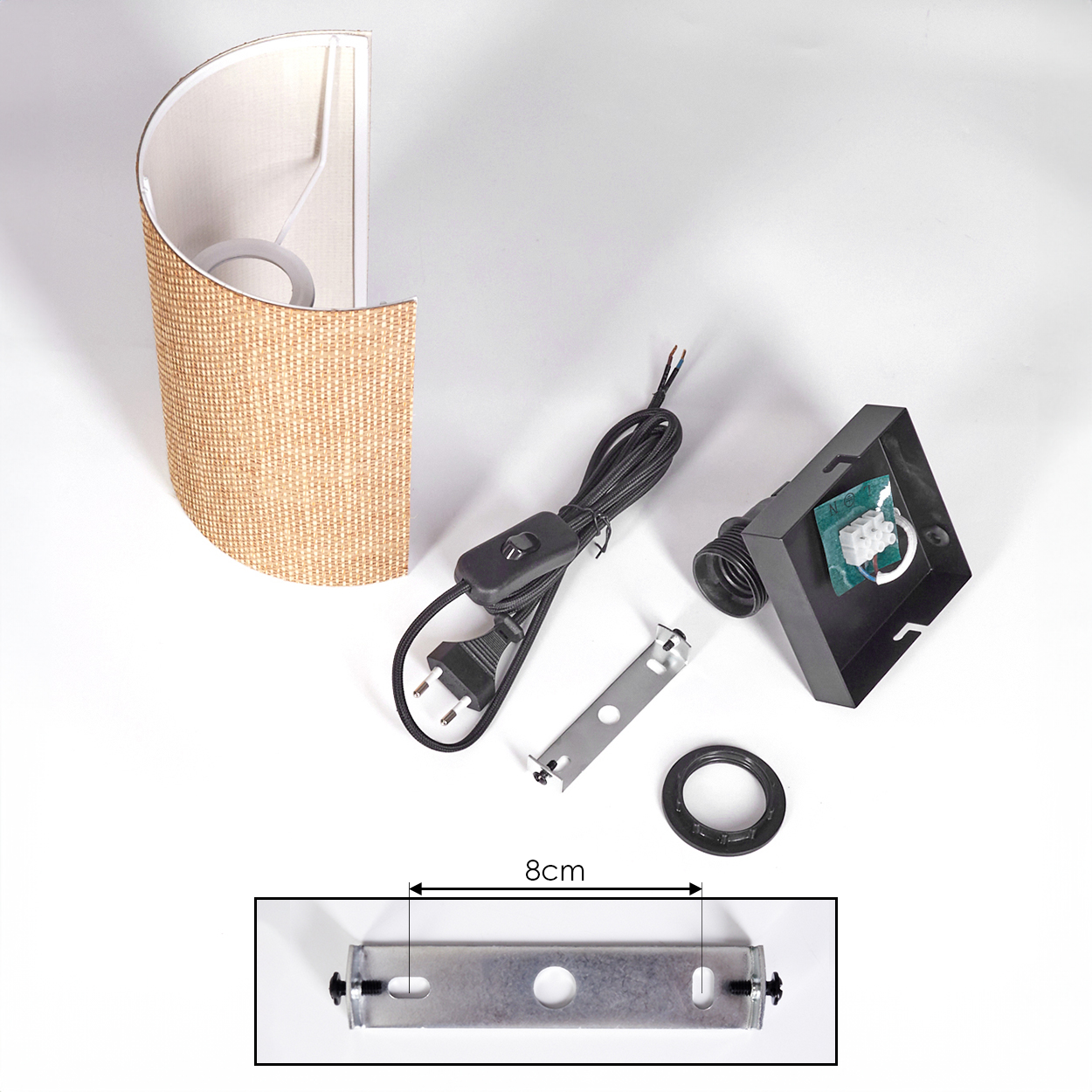 Zerlegte Wandlampenkomponenten auf weißem Untergrund: Lampenschirm, Elektrokabel, Schalter, Halterung, schwarze Basis, Ring und ein kleines Metallteil.
