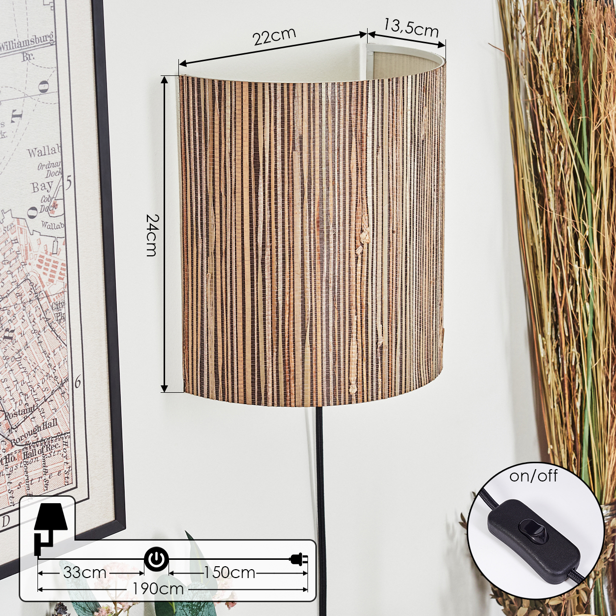 Eine Wandlampe mit zylindrischem Lampenschirm aus senkrechten, hellbraunen Holzstreifen. Eine Karte und ein Schalter sind ebenfalls sichtbar.