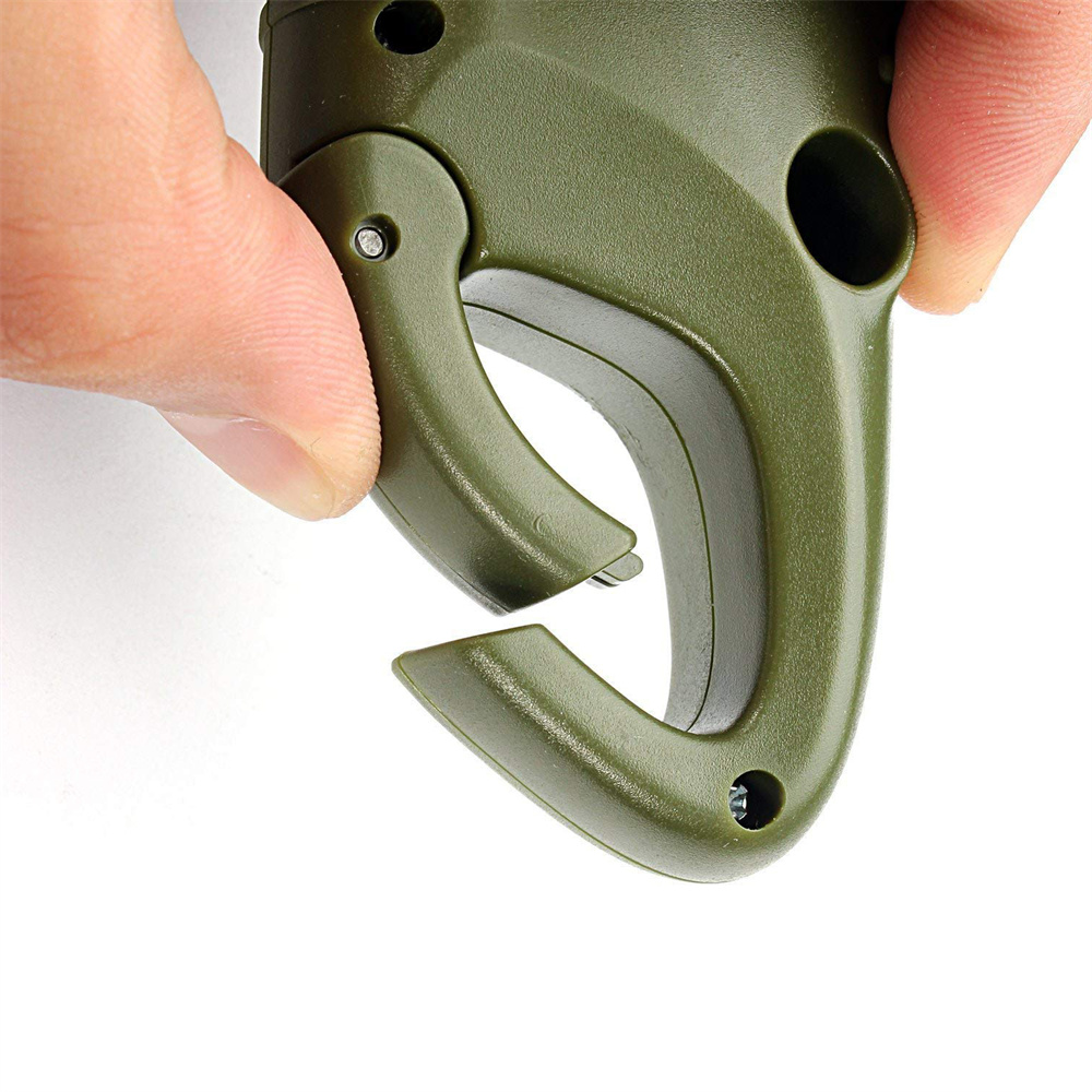 Eine Hand öffnet einen dunkelgrünen Karabinerhaken auf weißem Hintergrund. Der Karabiner hat ein gebogenes Hakendesign.