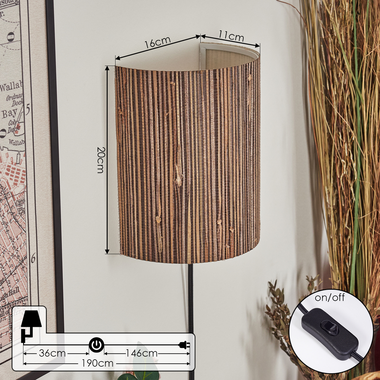 Eine Wandlampe mit Holzschirm, Maße sind angegeben. Ein Ein-/Ausschalter ist sichtbar. Der Hintergrund zeigt Zierpflanzen.