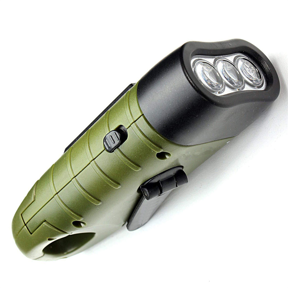Eine olivgrüne Taschenlampe mit drei LED-Leuchten, einem schwarzen Oberteil und einem schwarzen Clip. Sie befindet sich auf weißem Hintergrund.