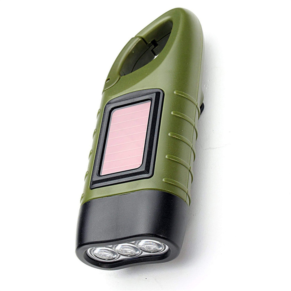Grüne Taschenlampe mit Solarpanel und drei LED-Leuchten. Schwarze Akzente und eine Aufhängeschlaufe. Isoliert auf weißem Hintergrund.