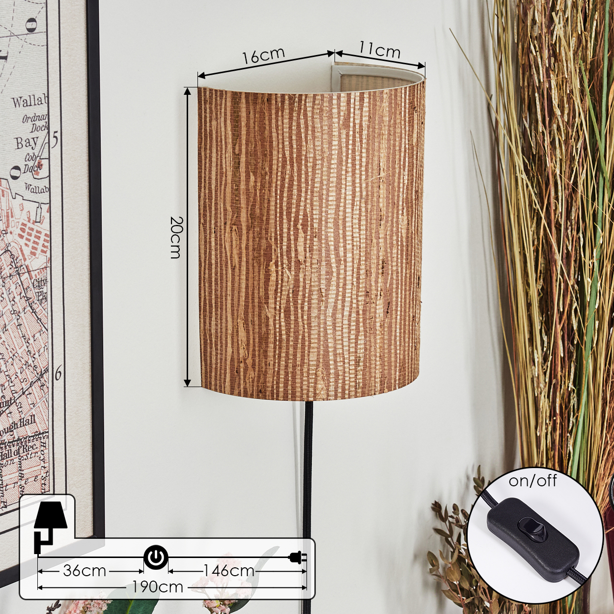 Eine Wandlampe mit Holzstruktur-Schirm an einer weißen Wand. Daneben sind getrocknete Pflanzen und eine Karte.