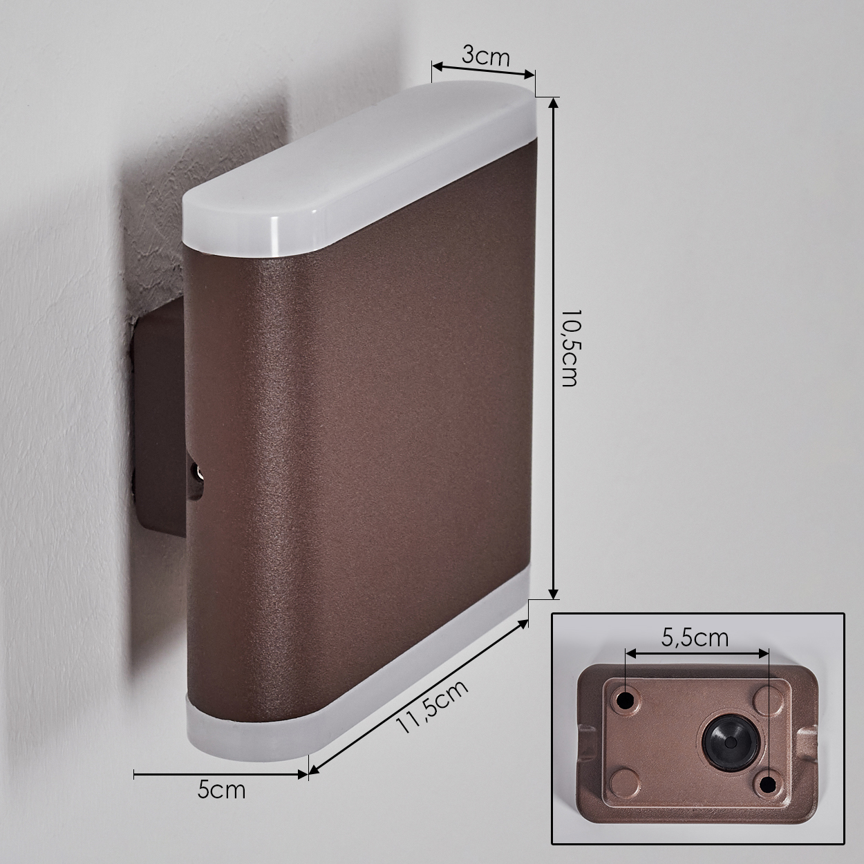 Eine braune Wandleuchte mit weißen Kanten ist an einer weißen Wand montiert. Abmessungen sind angegeben.