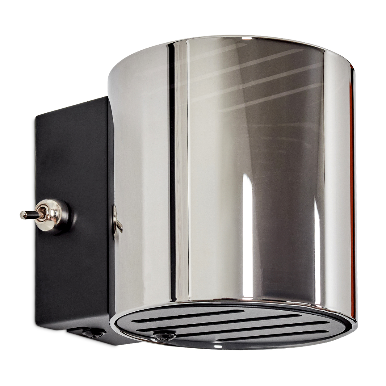 Eine moderne Wandleuchte. Sie hat einen glänzenden, zylindrischen Metallschirm und eine schwarze rechteckige Basis mit Schaltern.