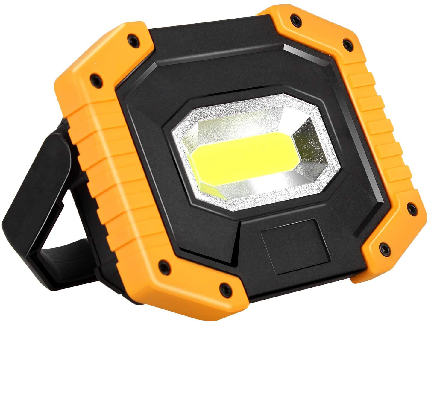 Eine schwarz-orange LED-Arbeitsleuchte mit hellem gelbem Licht. Sie hat einen Griff und befindet sich auf weißem Hintergrund.