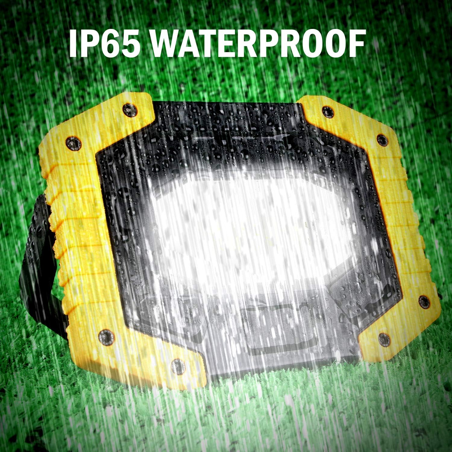 Eine gelb-schwarze, wasserdichte Arbeitsleuchte mit dem Text 'IP65 WATERPROOF' darüber, dargestellt in einem Regeneffekt auf grünem Hintergrund.