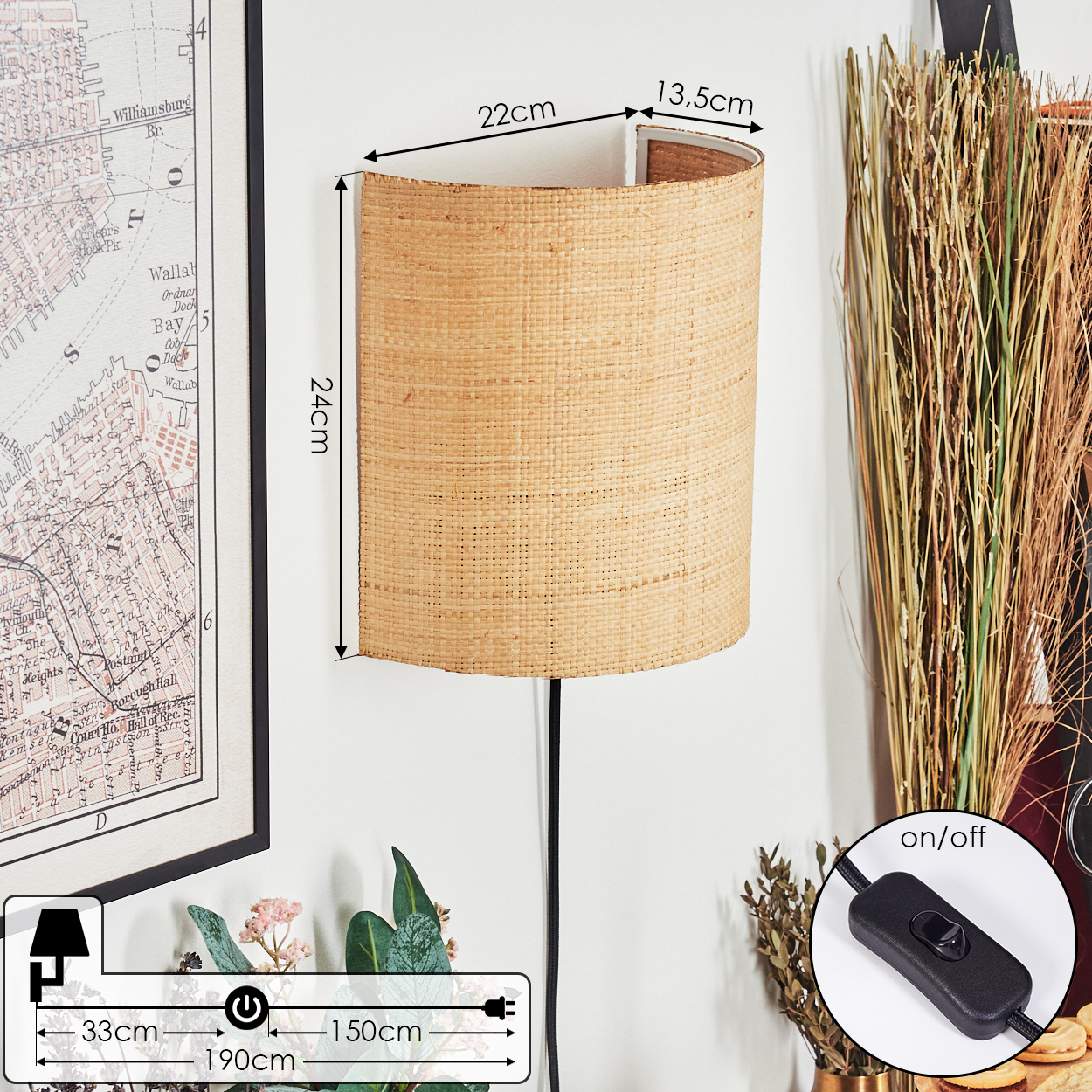 Eine gewebte Lampe ist an einer weißen Wand befestigt. Daneben befinden sich Pflanzen und eine Karte. Ein Ein/Aus-Schalter ist sichtbar.