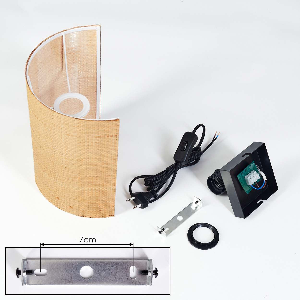 Zusammengebaute Lampenteile: Lampenschirm, elektrische Komponenten, Montagehalterung. Auf weißer Oberfläche, mit 7cm Messung auf der Halterung.