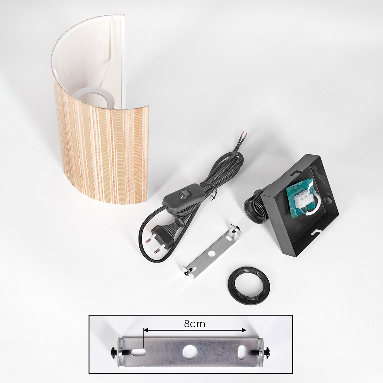 Zerlegte Wandleuchte mit Schirm, Kabel, Schalter, Fassung, Halterung und Ring. Die Halterung ist 8 cm lang.