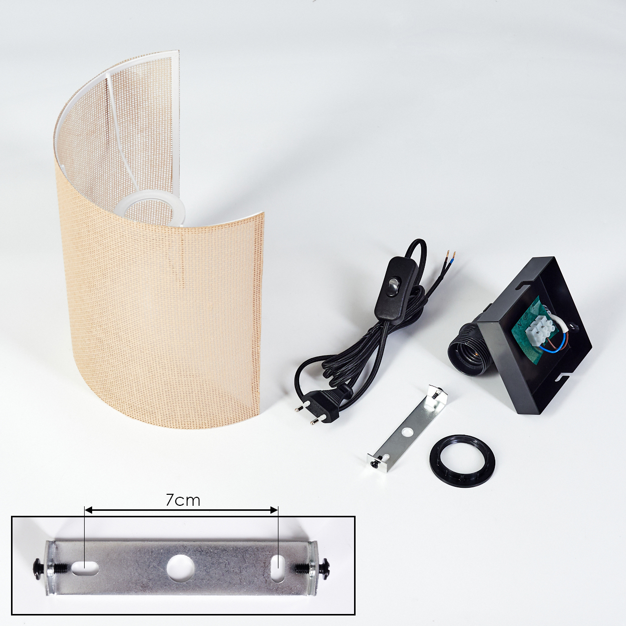 Eine zerlegte Lampe mit beigem Lampenschirm, elektrischen Komponenten und einer Halterung. Auf der Halterung befindet sich ein 7-cm-Maß. Alles auf weißem Hintergrund.