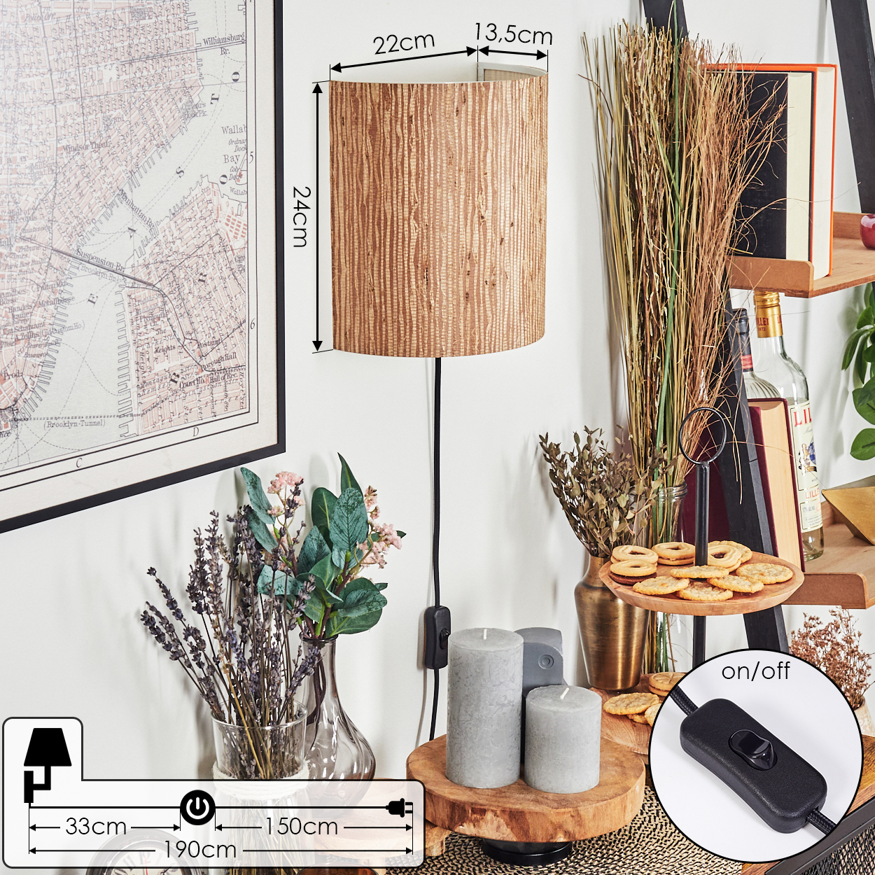 Eine Wandlampe mit strukturiertem Schirm ist an einer weißen Wand befestigt. Weitere Artikel sind Kerzen, Blumen und eine Karte.