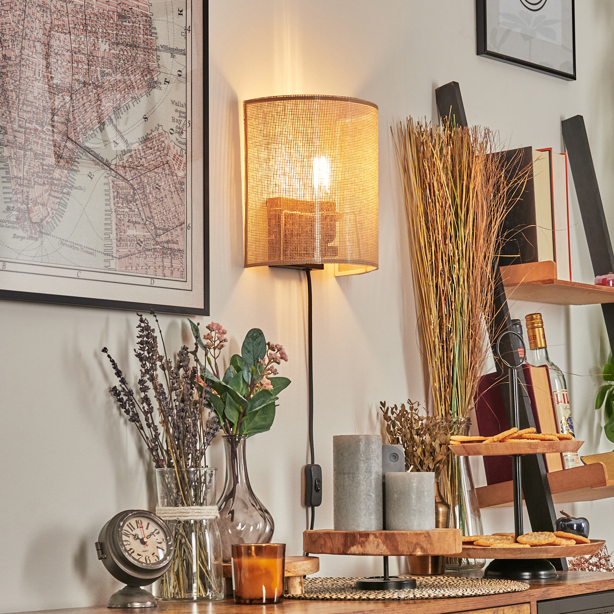 Eine beleuchtete Wandlampe, eine Karte, eine Uhr, Vasen, Kerzen und Regale mit Büchern und Snacks sind zu sehen.
