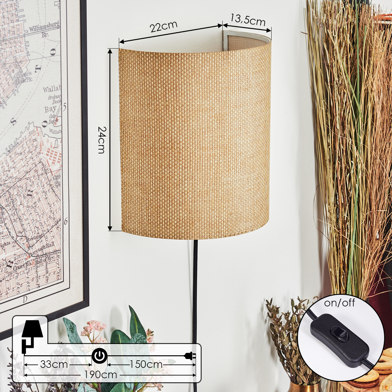 Eine beigefarbene Wandlampe ist an einer weißen Wand befestigt. Eine Karte, ein Schalter und Pflanzen sind sichtbar. Maße sind angegeben.