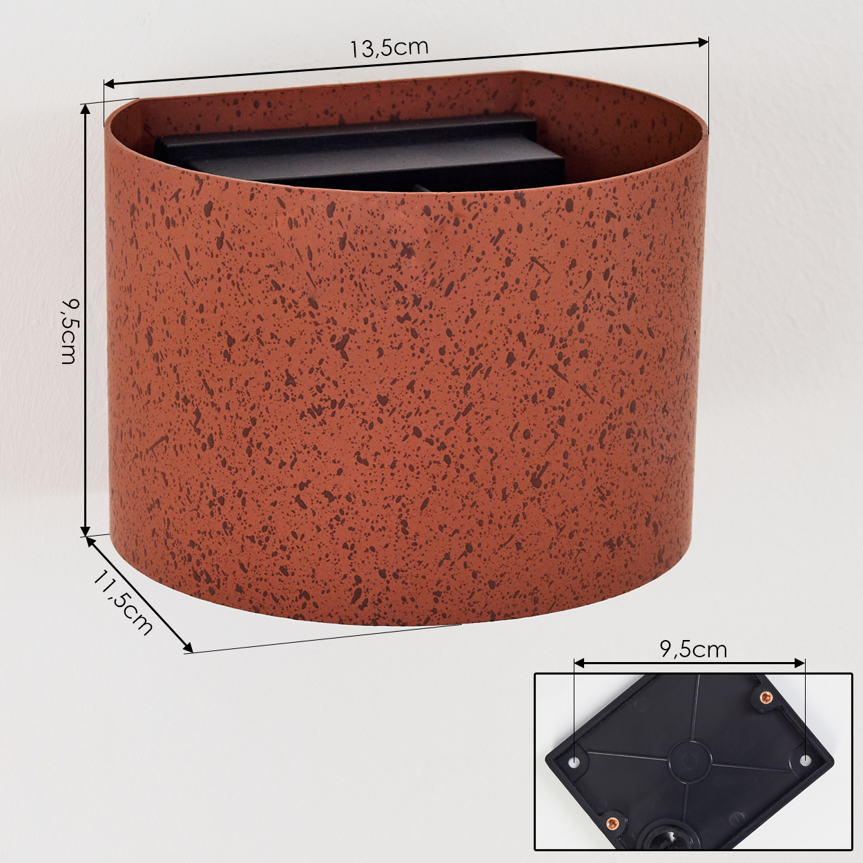 Ein brauner, gesprenkelter Pflanzkübel mit schwarzem Einsatz ist an einer weißen Wand befestigt. Maße: 13,5 cm, 9,5 cm und 11,5 cm.
