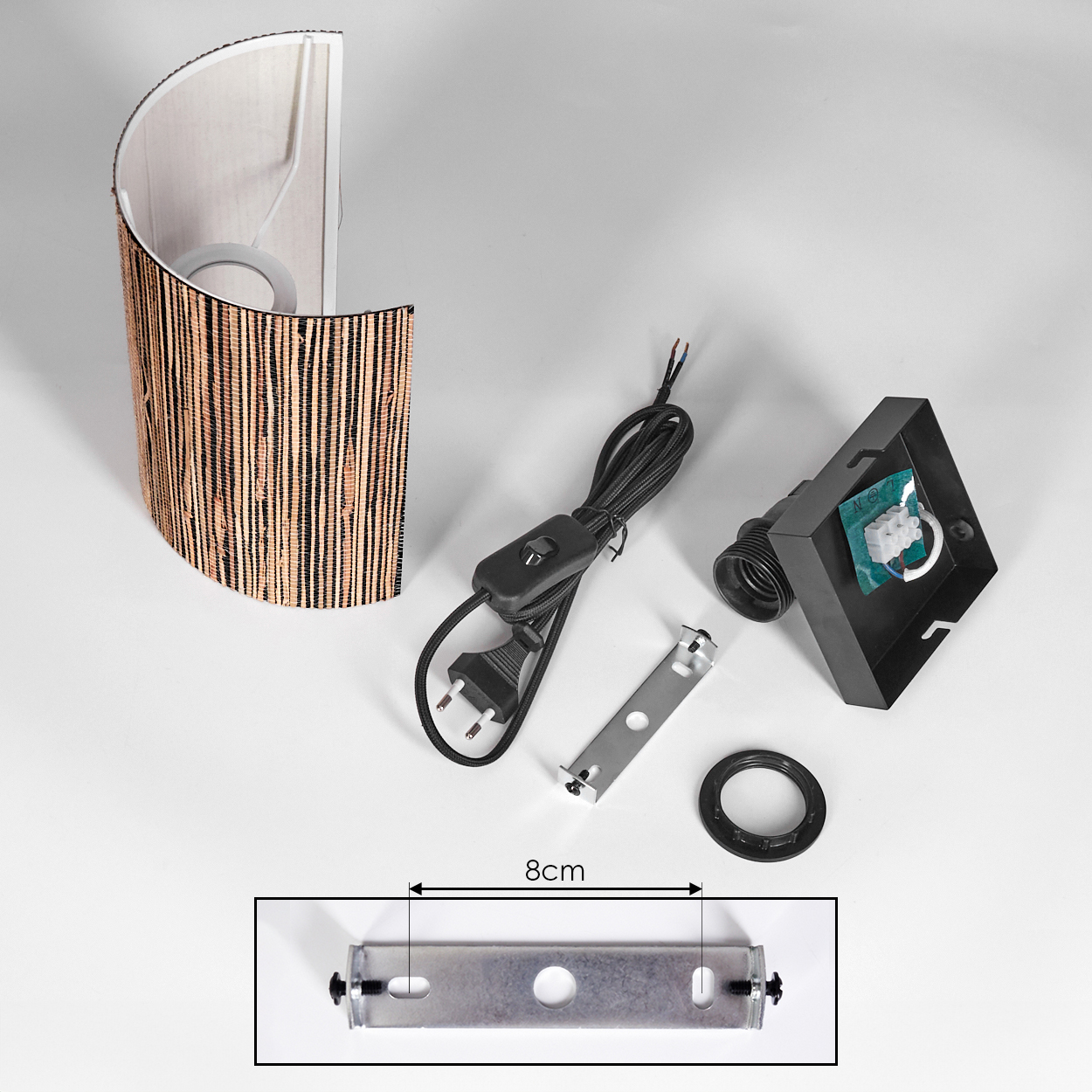 Zerlegte Lampenteile auf weißem Hintergrund: Lampenschirm, Kabel, Elektrokasten, Halterung und Ring. Ein 8 cm langes Metallteil wird gezeigt.