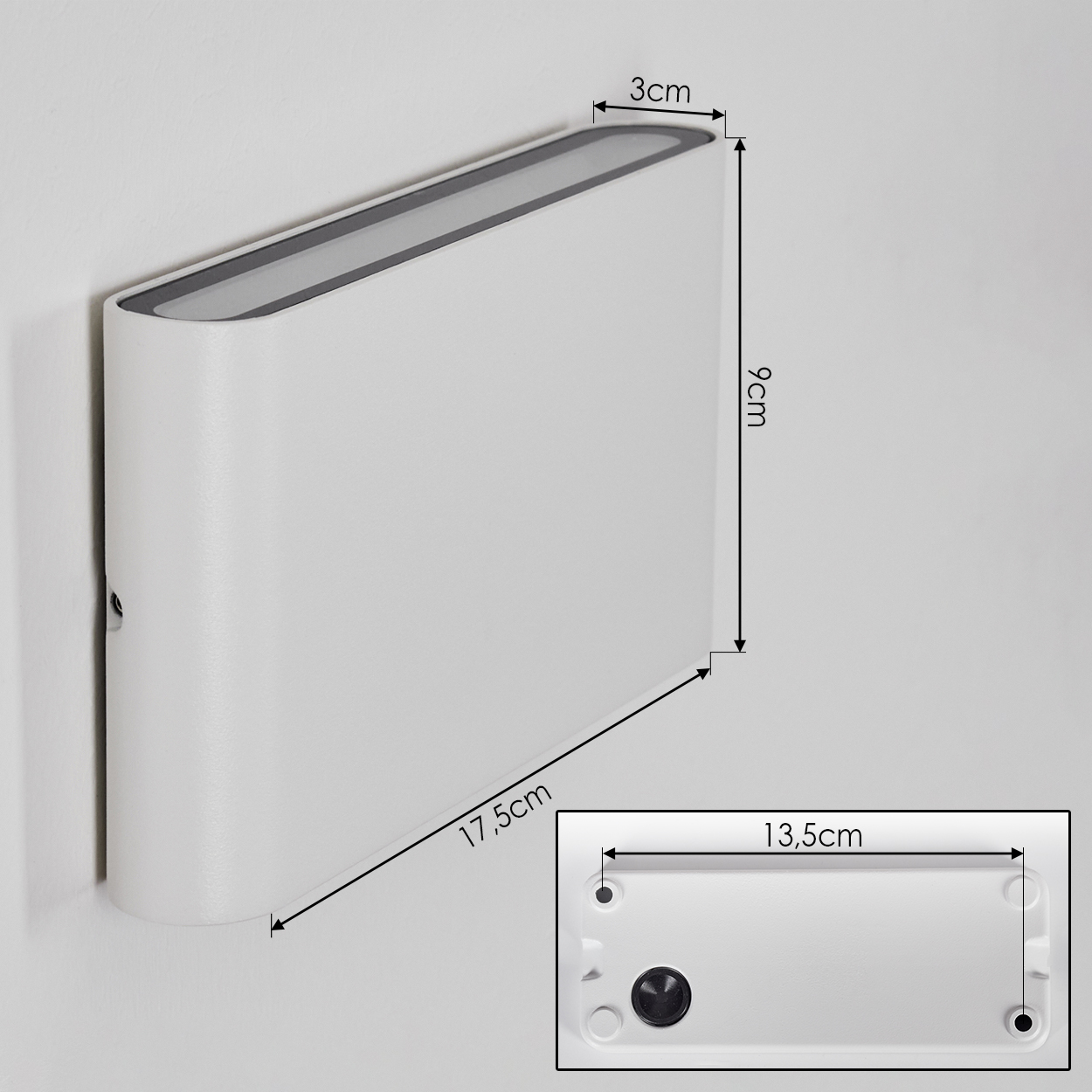 Eine weiße Wandleuchte mit angegebenen Abmessungen: 17,5 cm lang, 9 cm hoch und 3 cm breit. Eine Nahaufnahme zeigt die Rückseite mit 13,5 cm.
