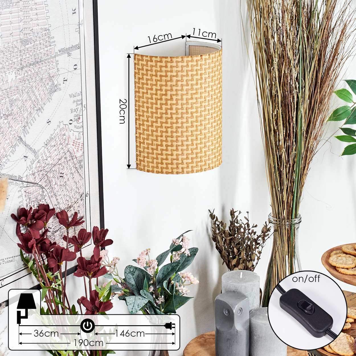 Eine gewebte Lampe ist an einer weißen Wand befestigt, in der Nähe von Blumen und Kerzen. Im Hintergrund ist eine Karte zu sehen. Ein Ein-/Ausschalter ist ebenfalls sichtbar.