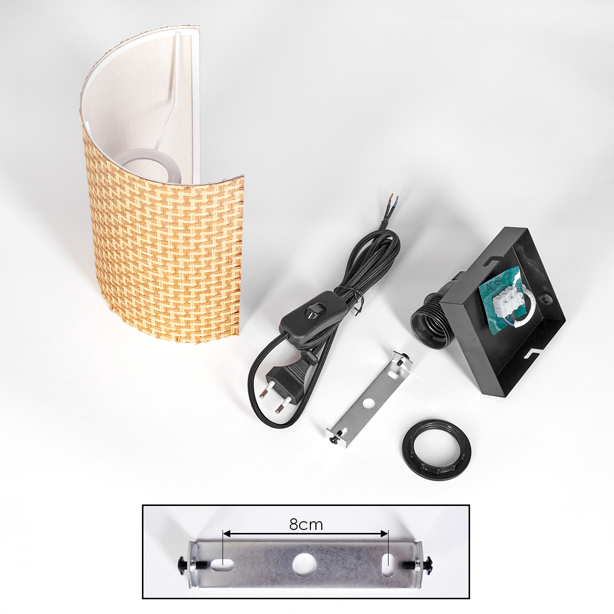 Eine zerlegte Lampe mit gewebtem Schirm, Netzkabel, Elektrokasten und Montagematerial. Das Bild enthält eine 8cm Messung.