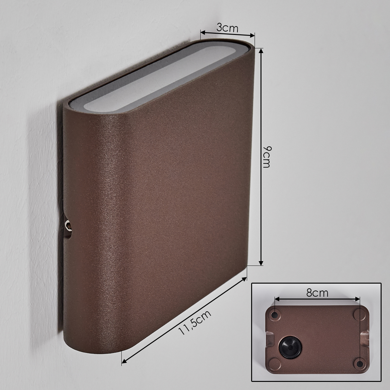 Eine braune Wandleuchte ist an einer weißen Wand montiert. Abmessungen sind angegeben: 3 cm, 9 cm und 11,5 cm. Eine Nahaufnahme zeigt die Basis bei 8 cm.
