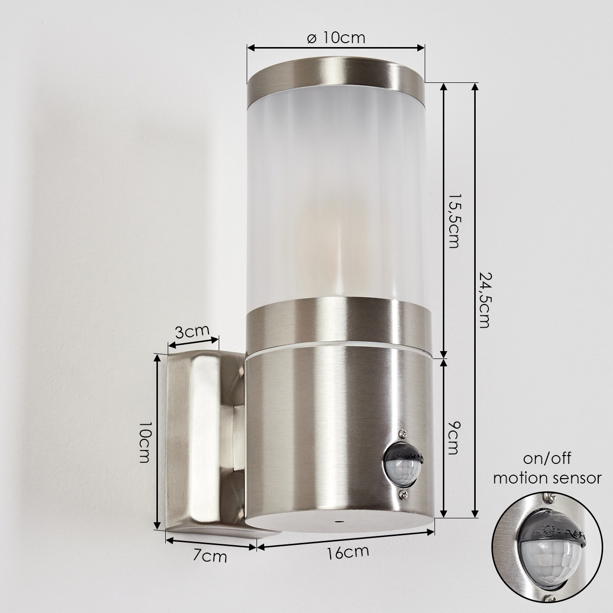 Eine metallische Wandlampe mit zylindrischem Milchglas und einem Bewegungssensor. Abmessungen sind in cm angegeben. An einer weißen Wand montiert.