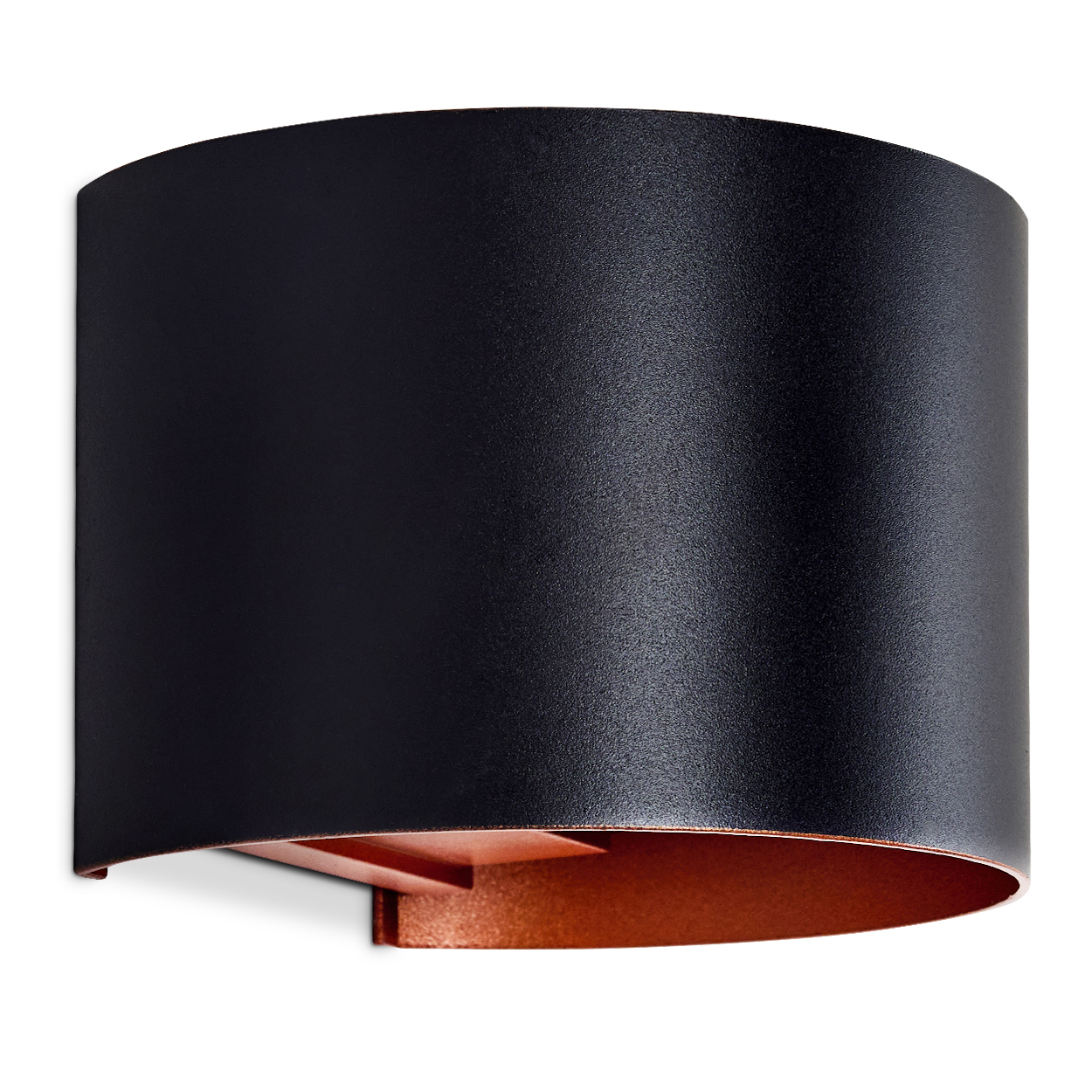 Eine moderne schwarze Wandleuchte mit kupferfarbenem Innenraum, montiert an einer weißen Wand. Die Lampe hat eine zylindrische Form.