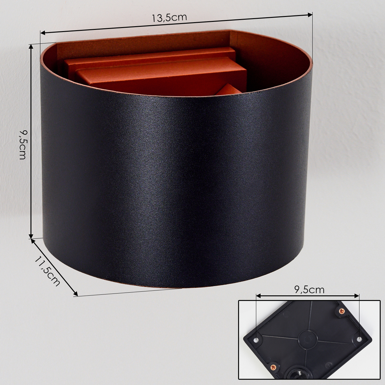Ein schwarzes zylindrisches Objekt mit braunem Innenraum. Abmessungen: 13,5 cm, 9,5 cm und 11,5 cm. Eine kleine schwarze Basis unten rechts.