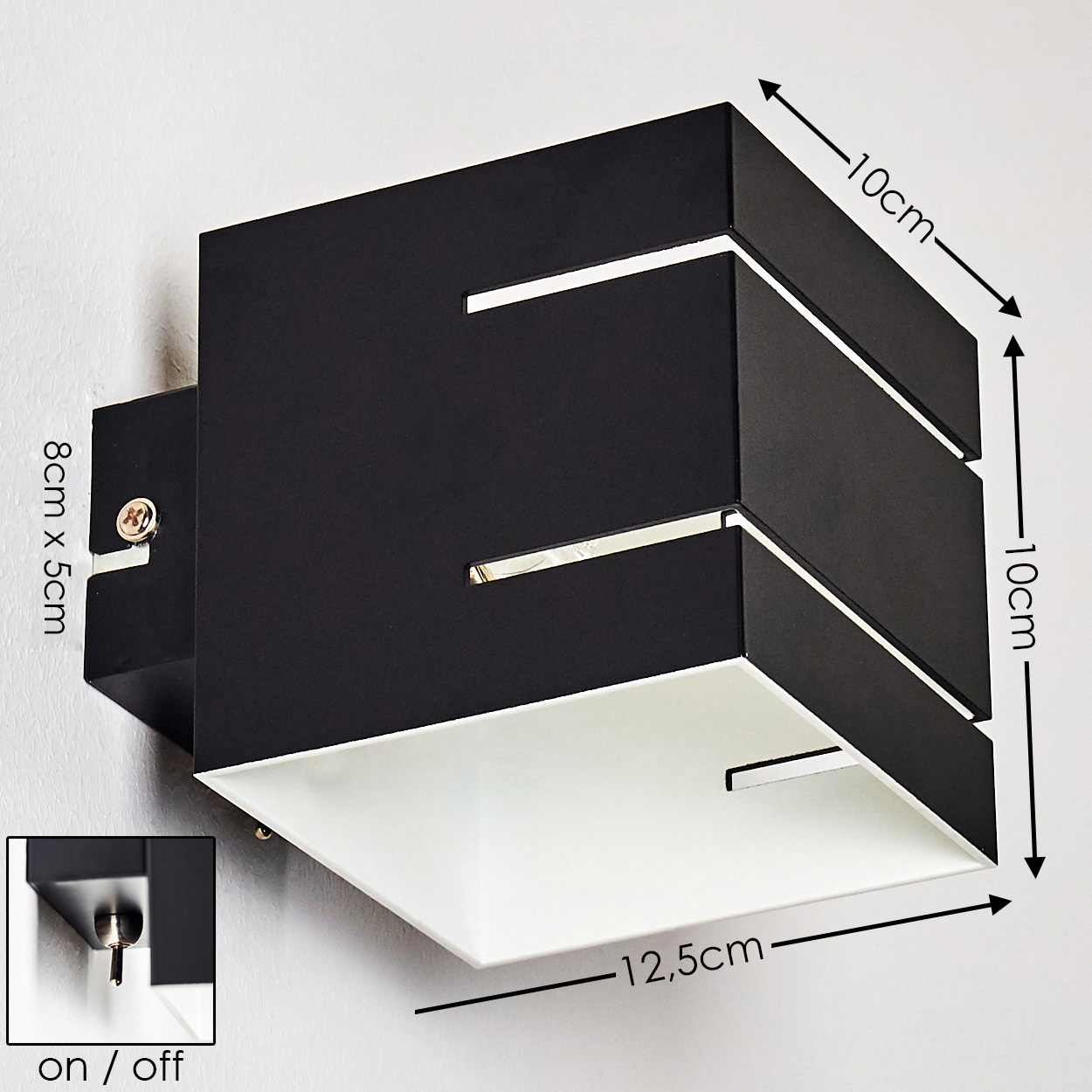 Schwarz-weiße Wandlampe mit Maßen. Sie hat einen Ein/Aus-Schalter. Die Lampe ist rechteckig mit Aussparungen und einem weißen Boden.
