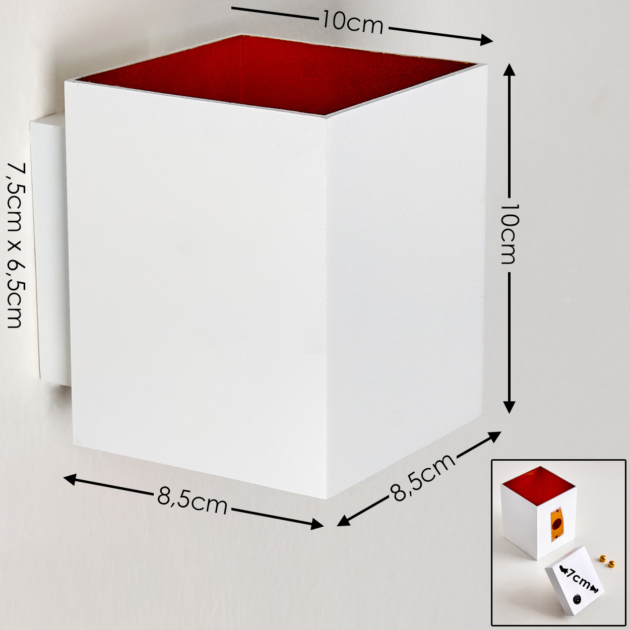Eine weiße, quadratische Wandleuchte mit roter Innenseite. Abmessungen sind angegeben. Ein kleines, zugehöriges Diagramm befindet sich unten rechts.