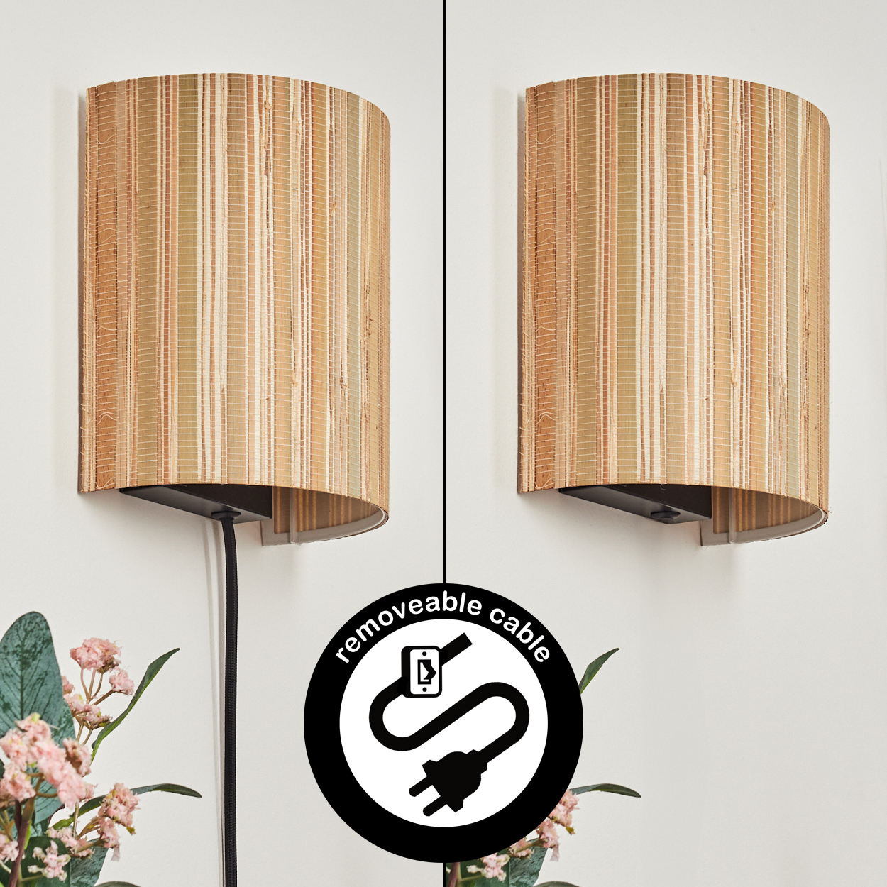 Zwei Wandleuchten mit gewebten Schirmen, schwarzen Sockeln und Symbol für abnehmbares Kabel. Blumenarrangement.