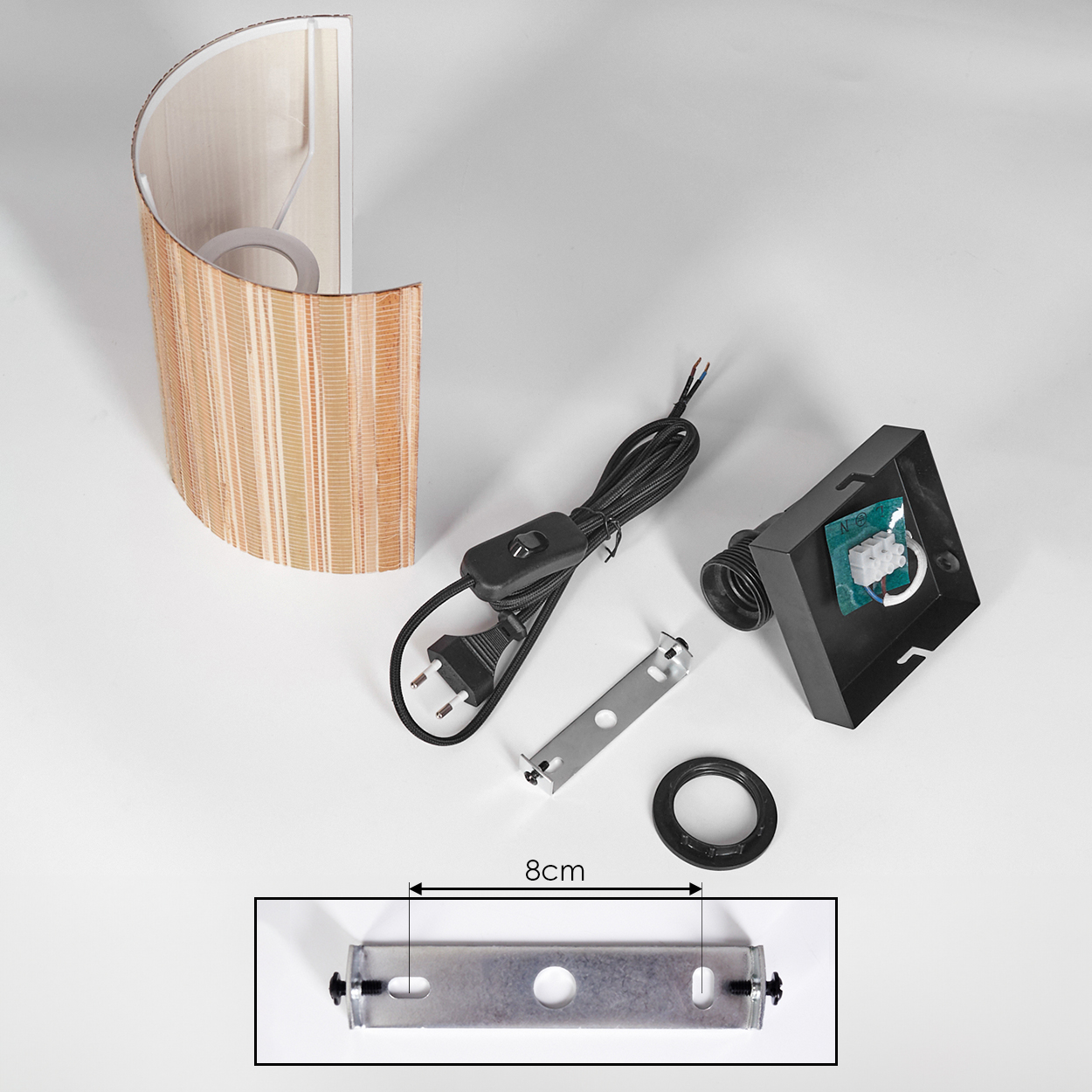 Zerlegte Lampenteile: Lampenschirm, elektrische Komponenten, Metallhalterung und eine schwarze Box. Die Halterung ist mit 8 cm beschriftet.