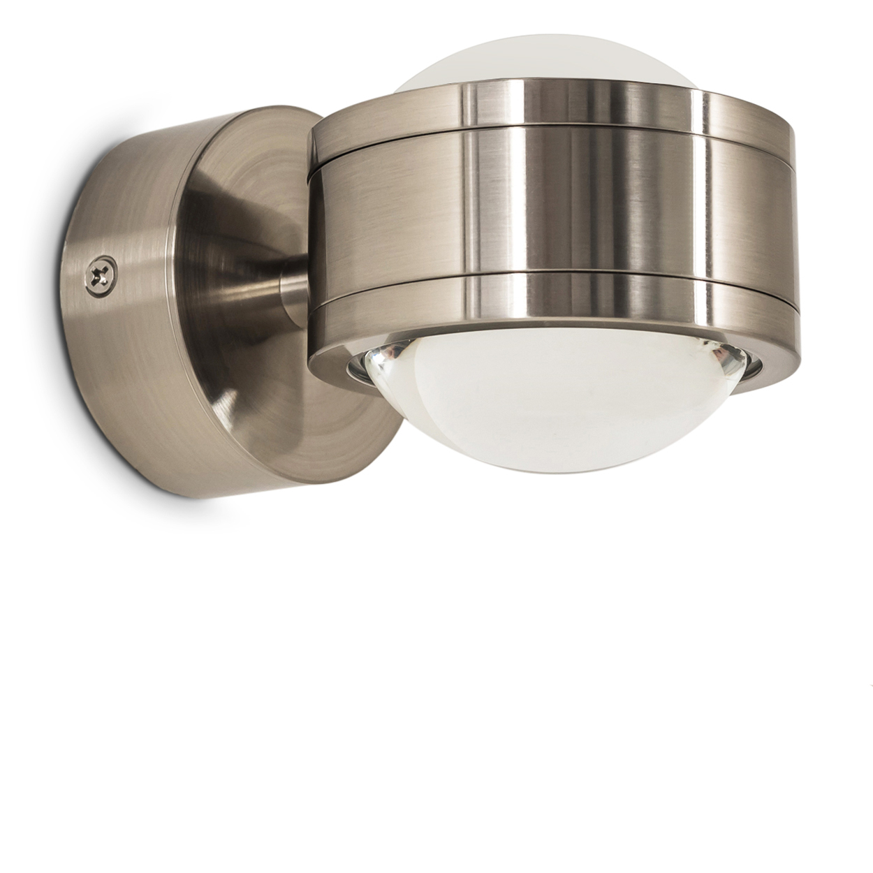 Eine metallische Wandlampe mit rundem Sockel und halbkugelförmiger Leuchte. Das Licht ist weiß und das Metall hat ein gebürstetes Finish.