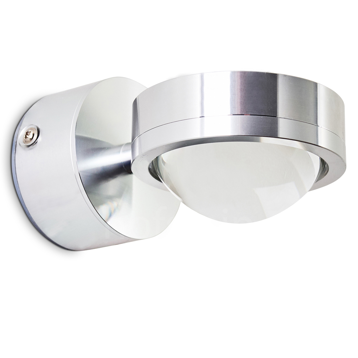 Eine moderne, metallische Wandlampe. Die Lampe hat einen runden Sockel und eine halbkugelförmige Lichtabdeckung. Sie ist an einer weißen Wand montiert.