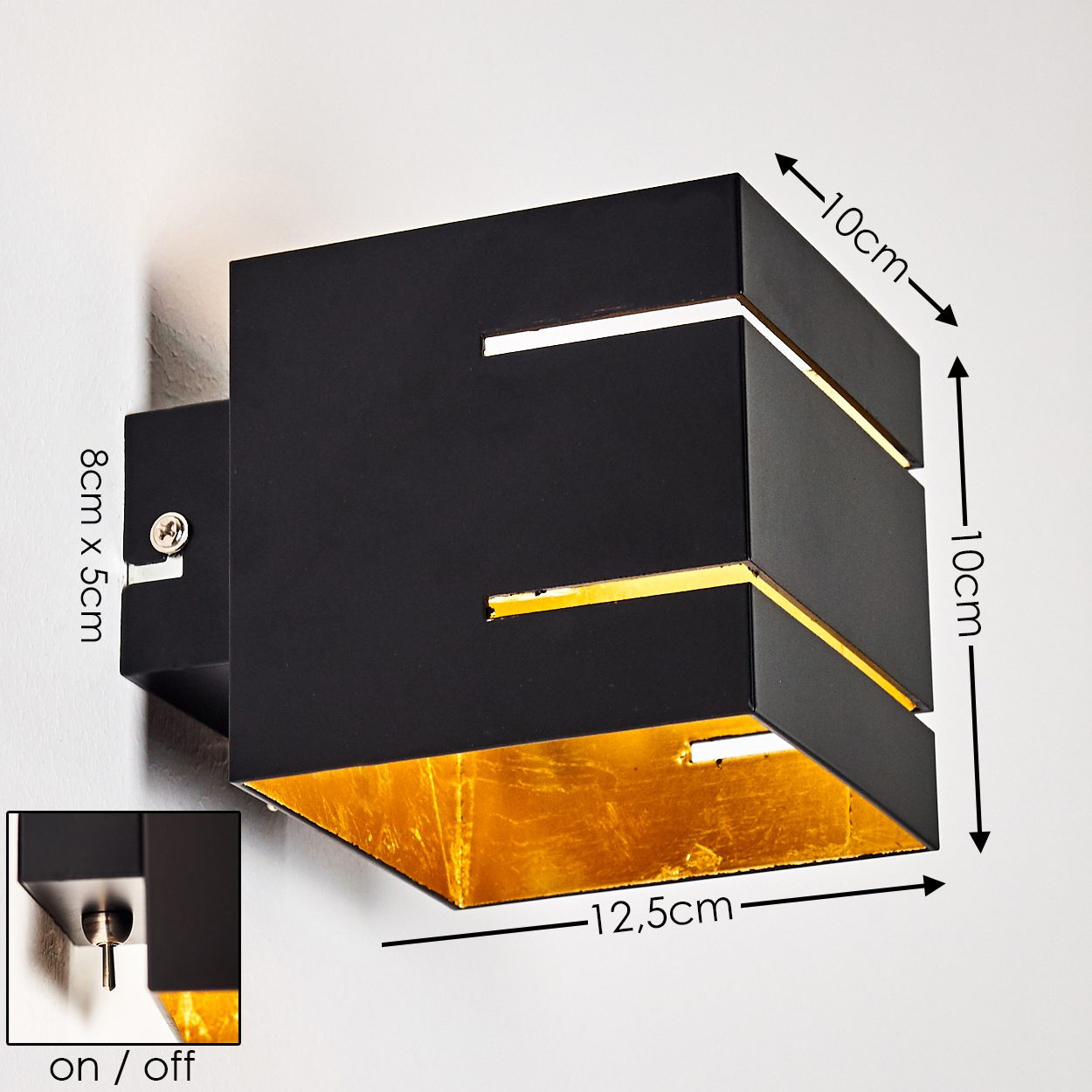 Schwarze Wandlampe mit goldenem Innenraum und beschrifteten Abmessungen. Ein Detail des Ein-/Ausschalters ist abgebildet. Der Hintergrund ist weiß.