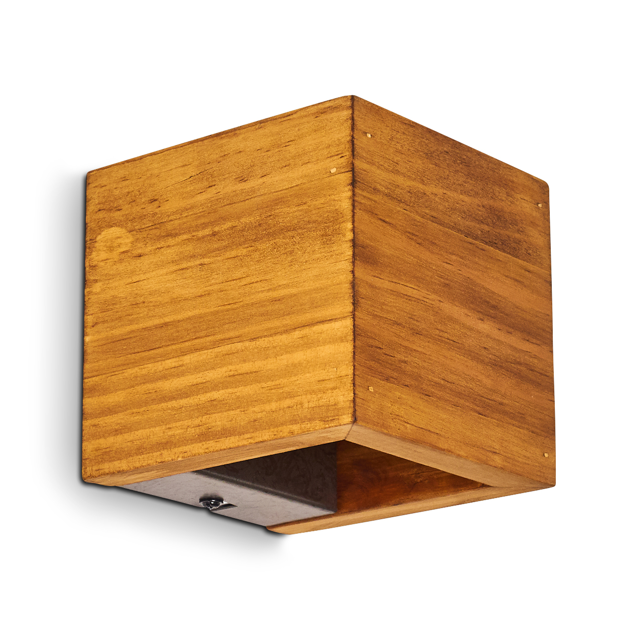 Eine würfelförmige Wandleuchte aus Holz ist an einer weißen Wand befestigt. Die Lampe hat eine offene Unterseite mit einer Metallplatte.