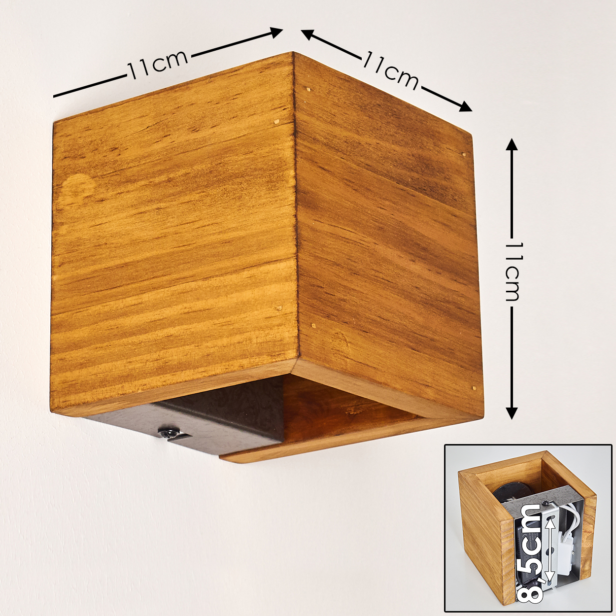 Gezeigt wird eine Wandleuchte aus Holzwürfeln. Die Abmessungen sind mit 11 cm angegeben. Ein kleinerer Einsatz zeigt interne Komponenten. Die Lampe ist an einer weißen Wand befestigt.