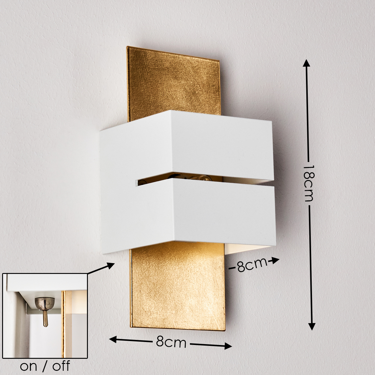 Eine moderne Wandleuchte mit einem weißen Quader auf einem goldenen Rechteck. Abmessungen: 18 cm Höhe und 8 cm Breite. Ein-/Ausschalter-Detail ist gezeigt.