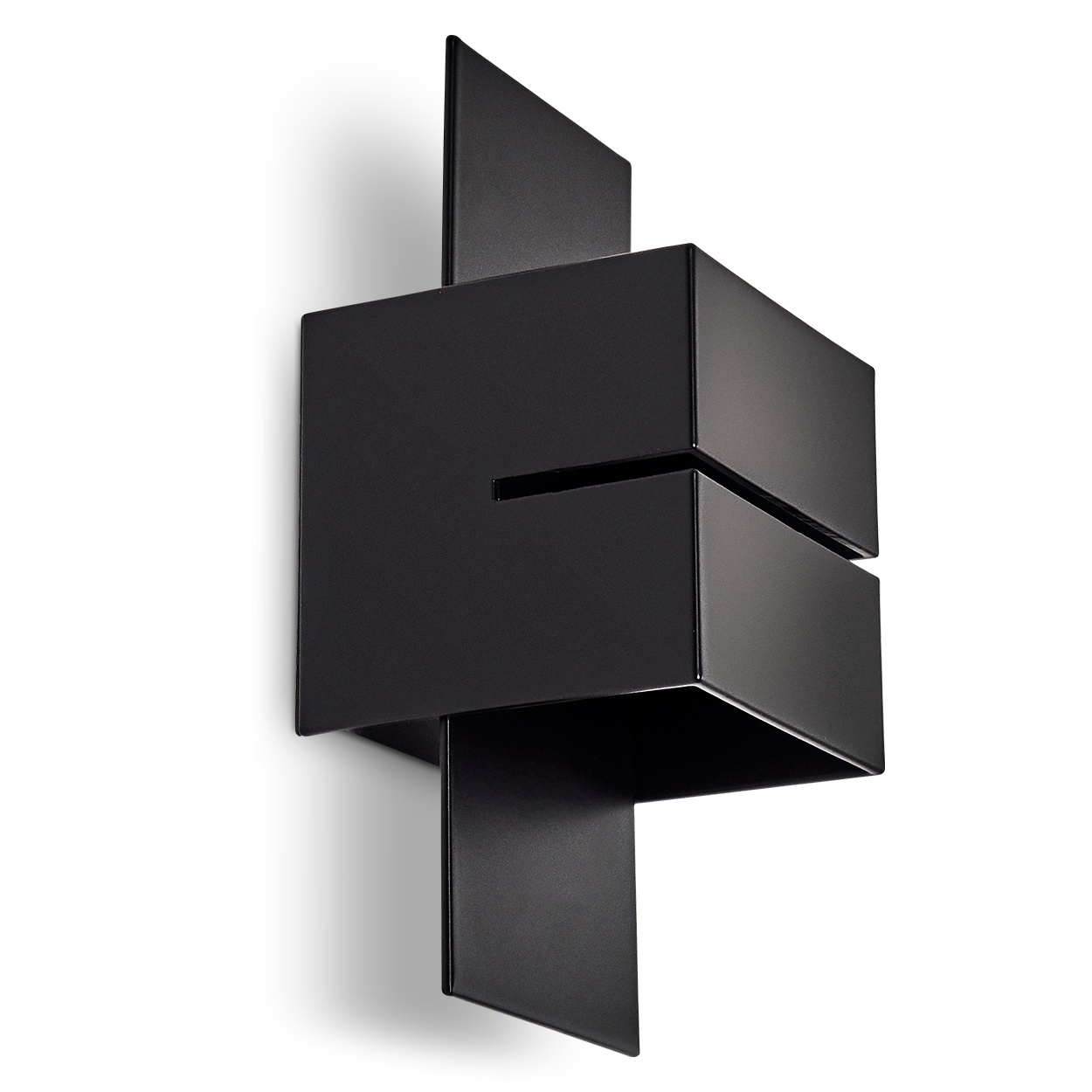 Eine moderne schwarze Wandleuchte. Sie hat ein geometrisches Design mit rechteckigen und abgewinkelten Elementen, an einer weißen Wand montiert.