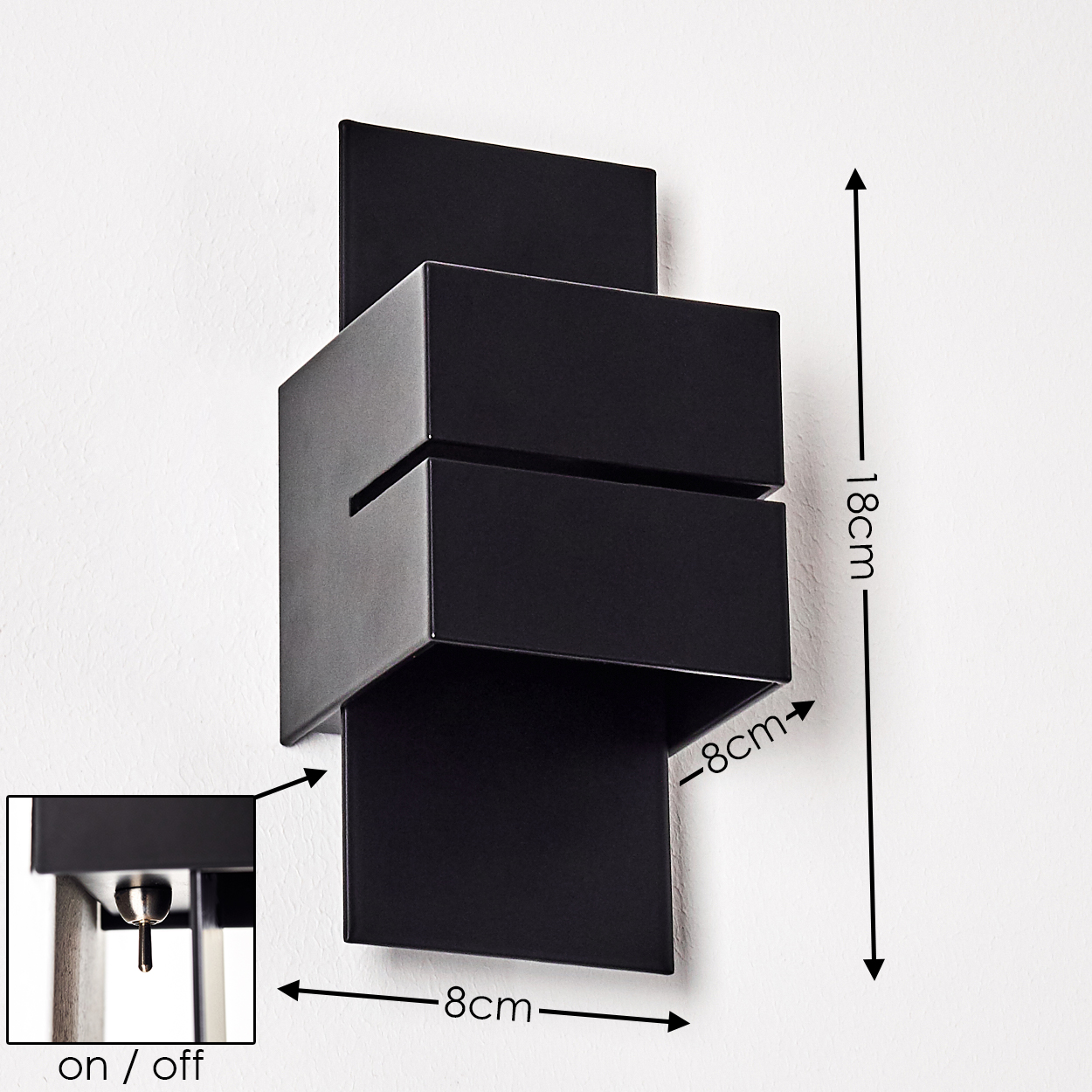Eine moderne schwarze Wandlampe, rechteckig, an einer weißen Wand befestigt. Abmessungen: 18 cm Höhe und 8 cm Breite.