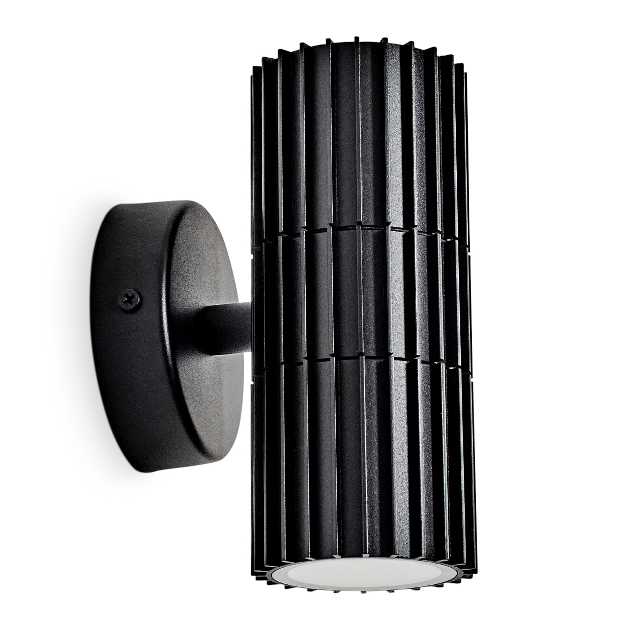 Eine schwarze, an der Wand montierte Leuchte. Sie hat einen zylindrischen, gerippten Körper und eine kreisförmige Basis. Der Hintergrund ist weiß.