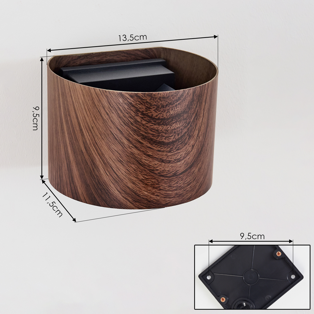 Ein Container mit Holzstruktur, an der Wand montiert, mit Maßangaben. Eine separate schwarze Kunststoffbasis wird gezeigt. Der Container hat ein schwarzes Innere.