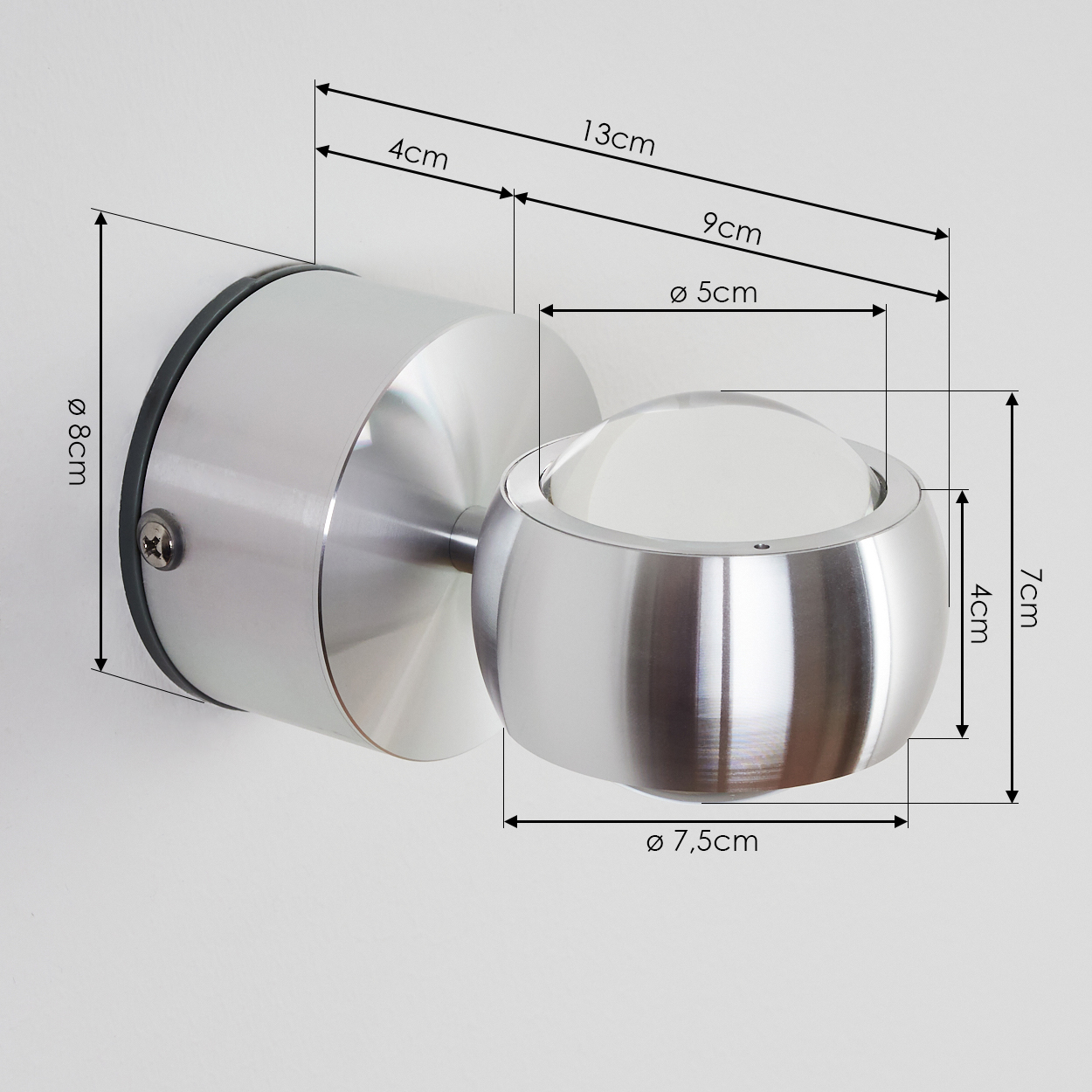 Eine metallische Wandlampe mit markierten Abmessungen. Sie hat einen runden Sockel, einen Verbindungsarm und eine kugelförmige Leuchte.