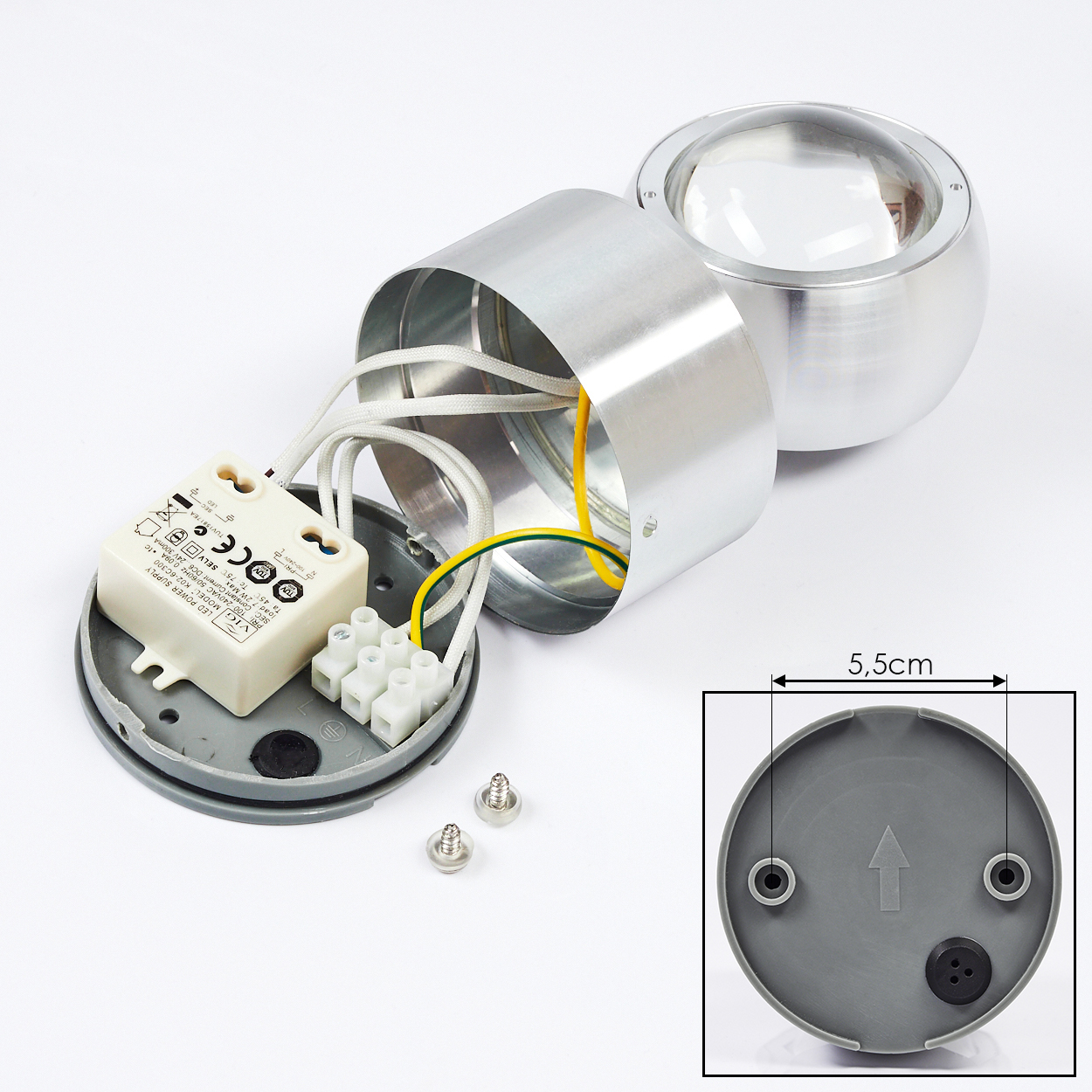 Zerlegte silberne Leuchte mit Drähten, Transformator und Sockel. Ein 5,5 cm Kreis zeigt die Basis.