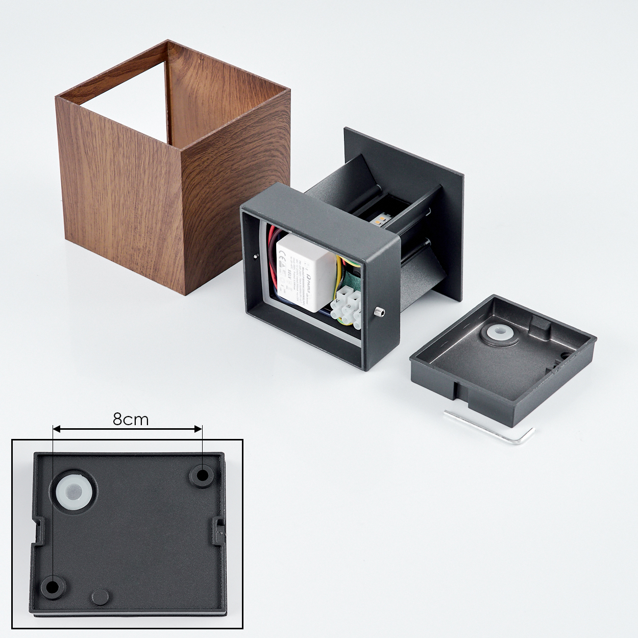 Zerlegte Außenlampe mit Holzschatten, elektrischen Komponenten und einer Basis mit der Aufschrift 8cm.