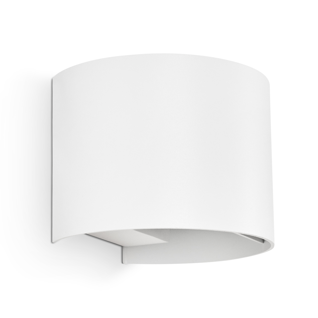 Eine weiße, halbkreisförmige Wandleuchte ist an einer weißen Wand befestigt. Die Lampe hat einen zylindrischen Körper und einen flachen Boden.
